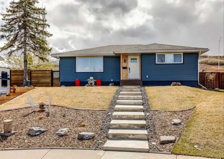 Main Floor Suite, ALL Utils incld, 3 BR, Garage pkg, Pets ok, Sept 15 or Oct 1 | 332 Hunterbrook Place Northwest, Calgary | 3030468
