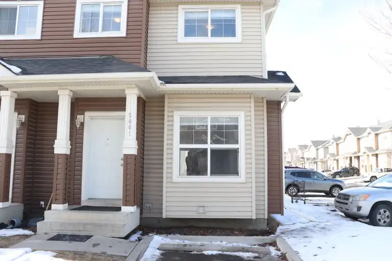 FULLY DEVELOPED 3 BEDROOM 2.5 BATH TOWNHOME | Calgary | 3035989