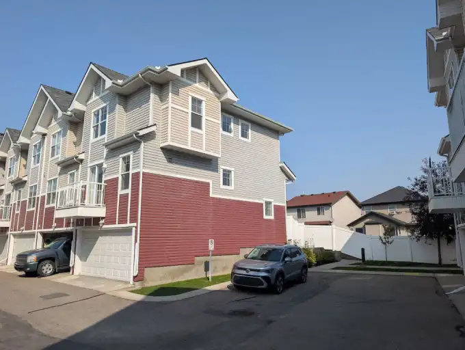 2 Bedroom with ensuite Townhouse in New Brighton SE | 3020 - New Brighton Gardens Southeast, Calgary | 3023893