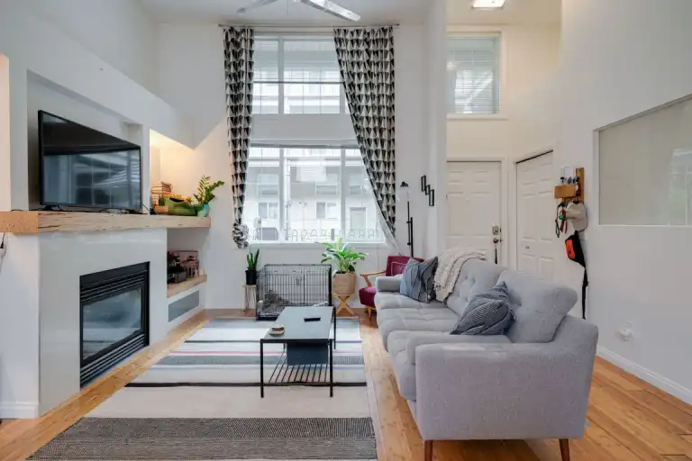 Walk to work from The Conservatory, high ceilings, beautiful courtyard. Must see | 103 - 527 15th Ave SW, Calgary | 3025250