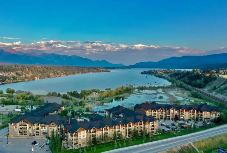 Fully Furnished 2B/2B + Den - Penthouse Condo - Lake Views | 205 3rd Avenue, Invermere | 3030069
