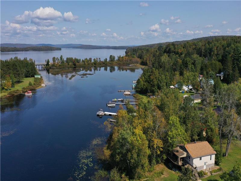 Cozy Lakeside Getaway | 3032522