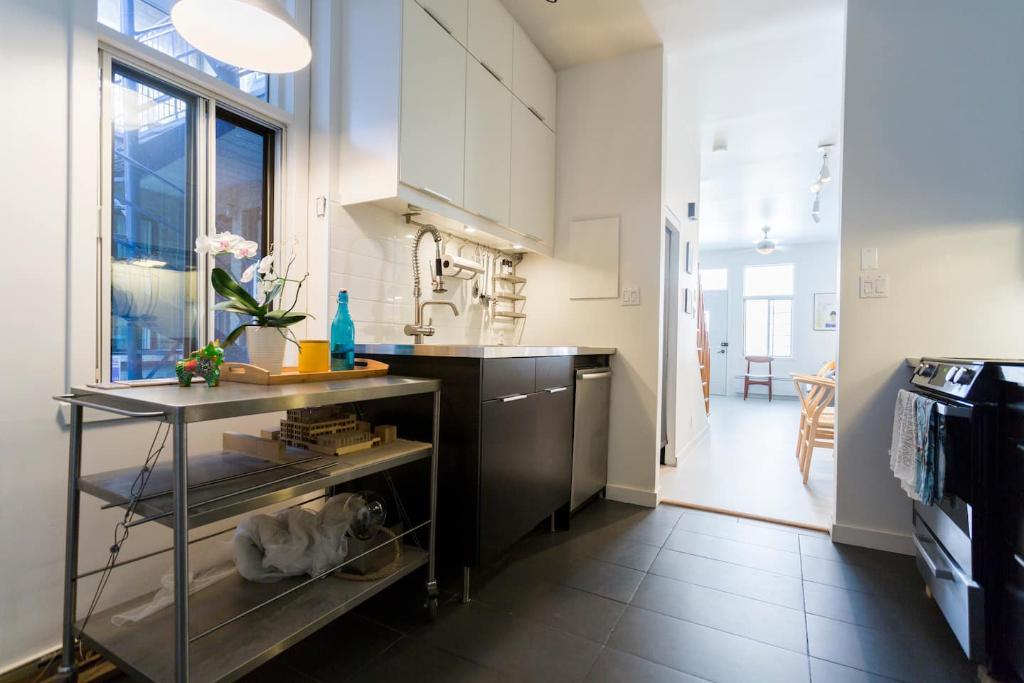 2-bed 1 bath townhouse in the Plateau; appliances included | 3032545
