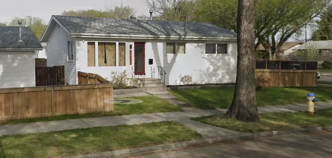 Beautiful main floor bungalow, 3 beds, fenced corner lot, triple garage | Edmonton | 3032794