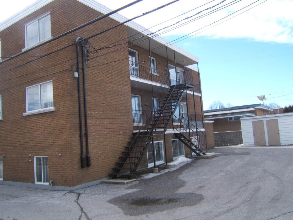 Grand 5 1/2 pieces rue Decelles a St- Haycinthe, libre pour le 1 er Décembre 2025 | 3033964