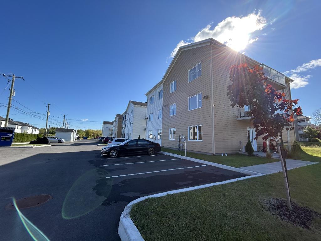 Condo locatif neuf 4 1/2 secteur Charny, 3e étage pour octobre 2025 | 3034330