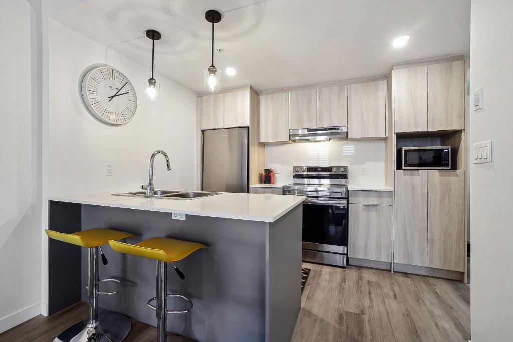 LUXURIOUS FULLY-FURNISHED CONDO | 3034349