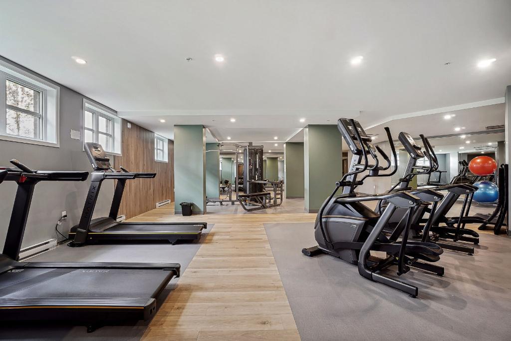 LUXURIOUS FULLY-FURNISHED CONDO | 3034349