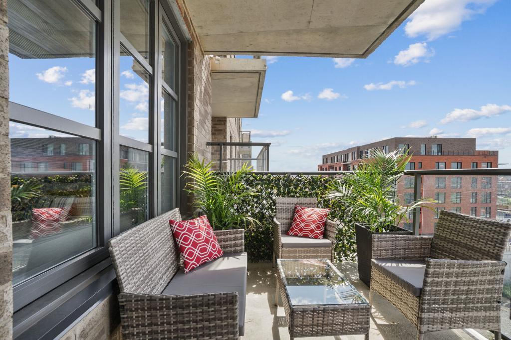 LUXURIOUS FULLY-FURNISHED CONDO | 3034349