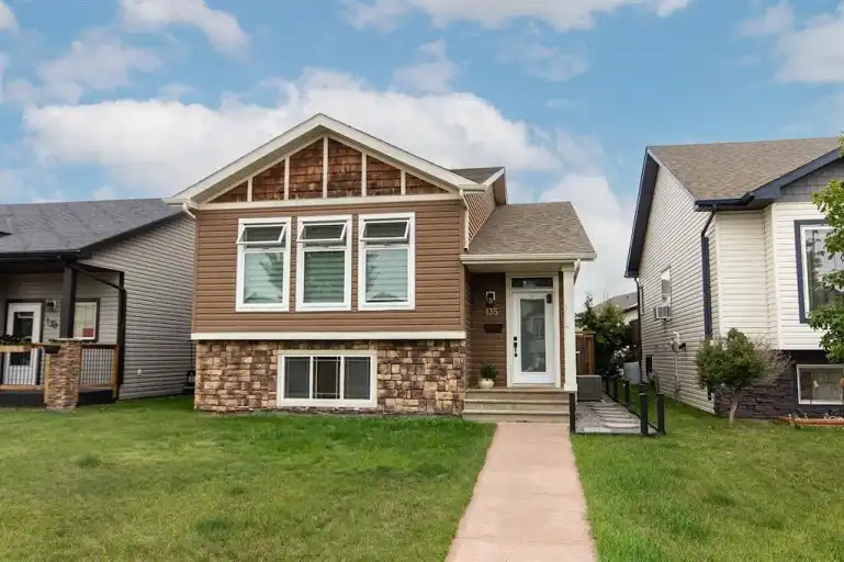 Spacious 3 Bedroom 2 Bathroom Upper - Level House | Blackfalds | 3034590