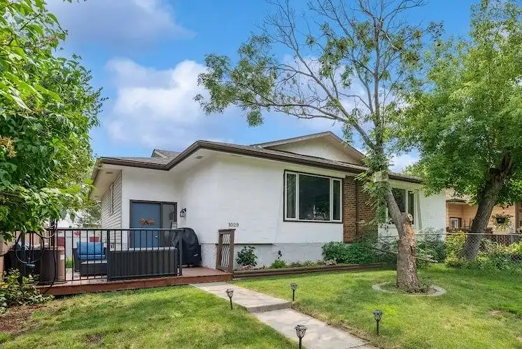 4 Beds 2 Full baths House | Calgary | 3034887