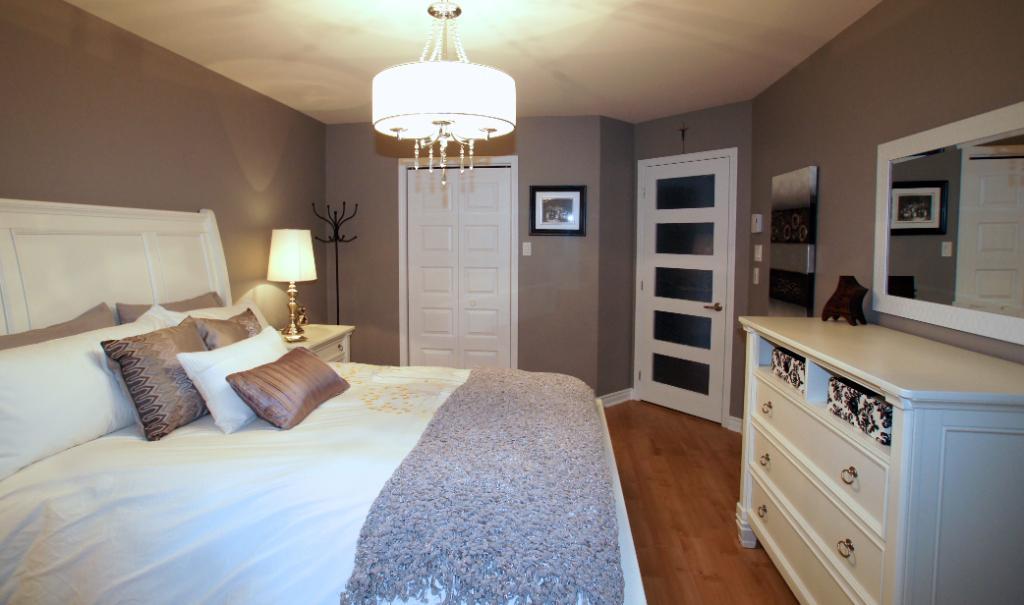 LIBRE 3 1/2 a louer AVEC ÉLECTROS, GRAND dans un triplex tranquille Cour Privé Table et BBQ Grande pièces ensoleiller, climatiseur mural. A VOIR | 3035683