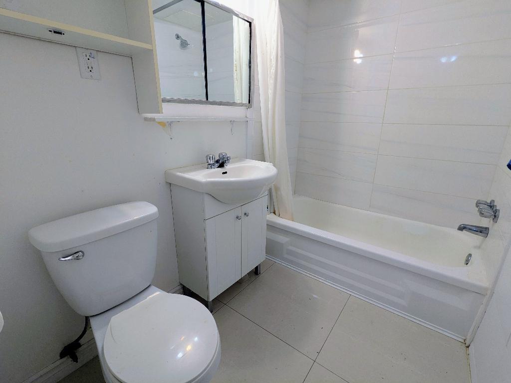 A Spacious One-Bedroom Apartment for Rent in A Quiet Low-rise Building | 3035686