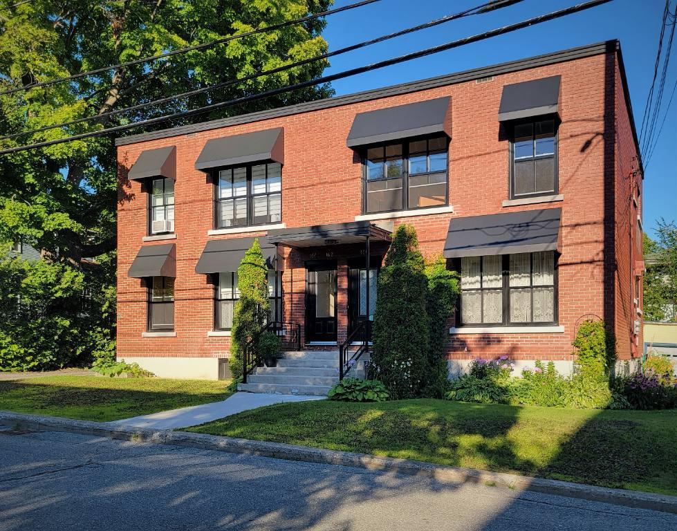 Appartement sur 2 étages près de tout les commodités | 3035698