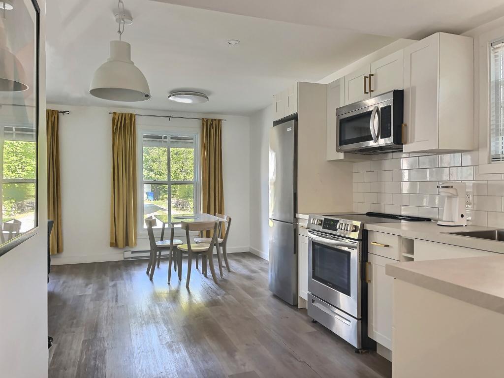Appartement sur 2 étages près de tout les commodités | 3035698