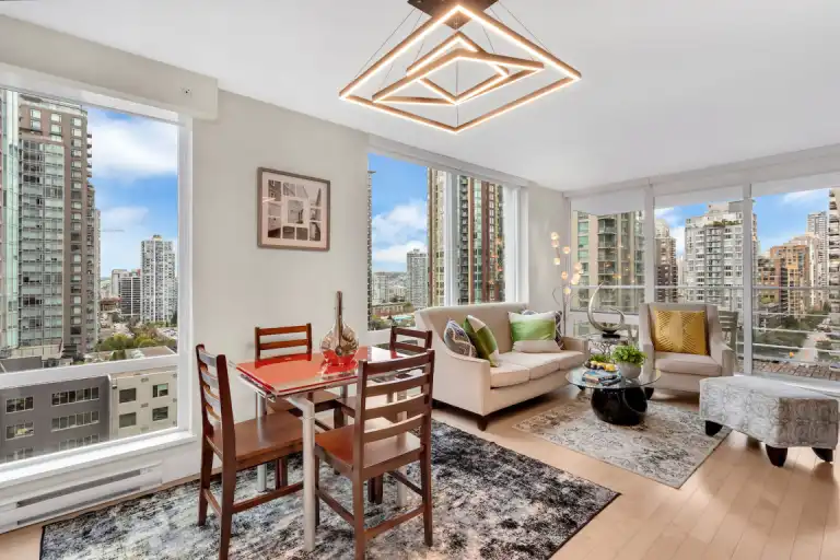 Fully furnished 2 bdrm+den 2 bath/corner apartment with floor to ceiling windows | 535 Smithe Street, Vancouver | 3035939