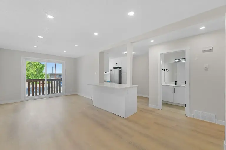 Fully Renovated Modern 3-Bedroom unit, 4 Plex in Central Location | Calgary | 3058932
