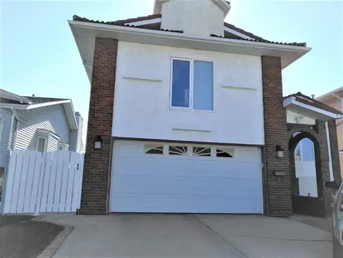 50% off FIRST MONTH! HUGE 2 bed main floor UTILITIES INCLUDED! | 12419 55 Street Northwest, Edmonton | 3036348