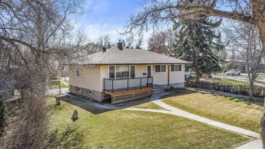 Bungalow in Beautiful Strathearn / Large Yard / Quick Access to Downtown | Edmonton | 3036352