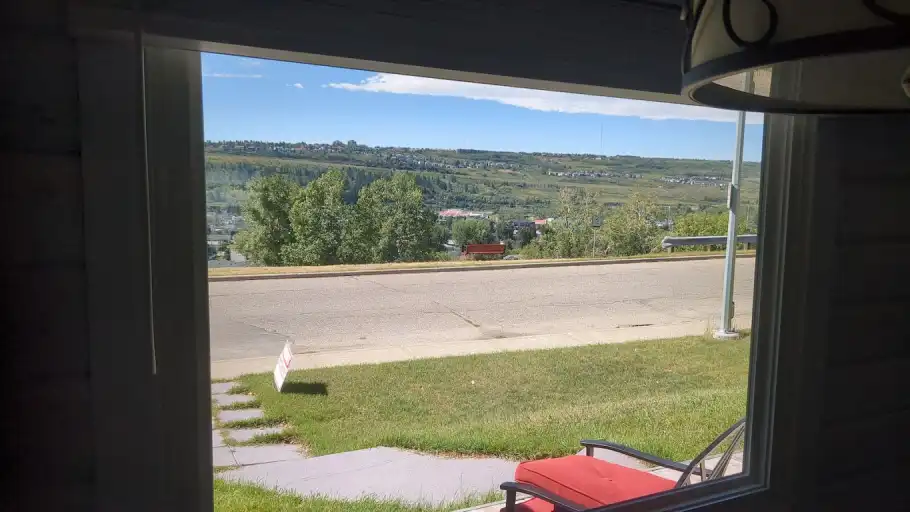 Beautiful Home w/ Unobstructed City Views!! (Fully updated Top to Bottom) | 2804 Montalban Crescent Northwest, Calgary | 3059629