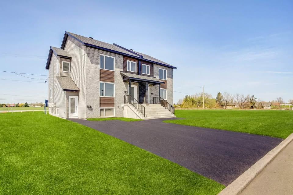 Vaste 61/2 sur 2 étage, style semi-détaché ! NEUF! Décembre 2025, Cour privé | 3042366
