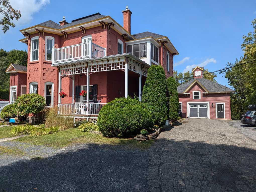 Superbe 3 1/2 avec mur de pierre et garage à Cowansville | 3046295