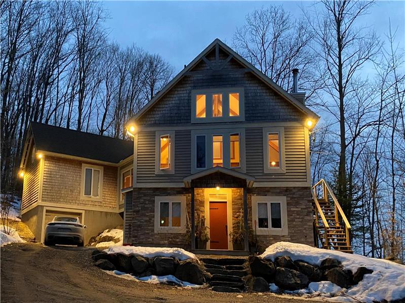 Modern 4 bedroom cottage with large, private deck and hot tub. CITQ#308681 | 3046664