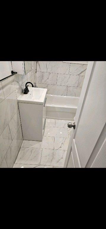 SUPERBE 6 1/2 A LOYER TOUT RÉNOVÉ AVEC COUR PRIVÉE | 3047305