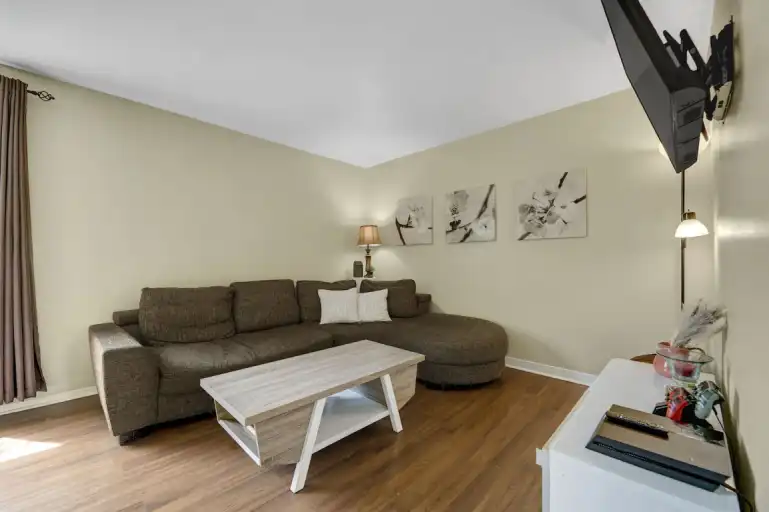 Central Furnished 3 Bed - Hot tub, Tramp, Firepit | Calgary | 3049006