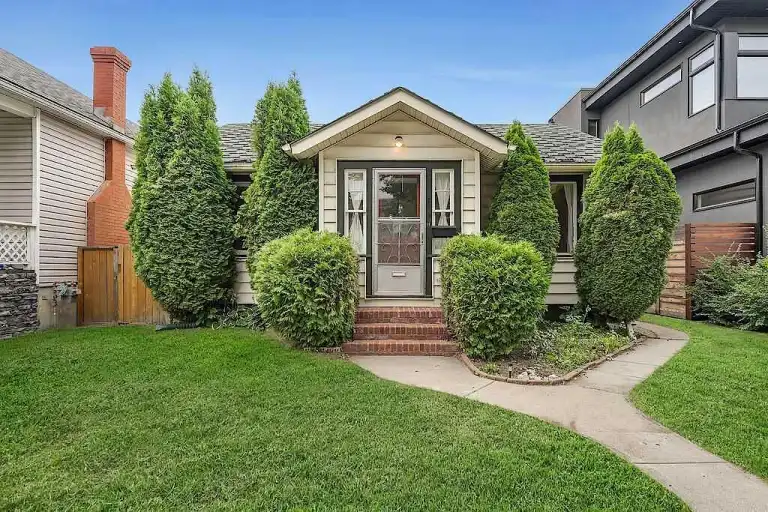 LOCATION! 2 bedroom home with backyard. | 715 4A Street Northwest, Calgary | 3049350
