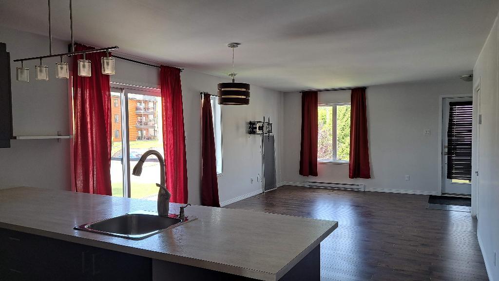 **Libre** Beau grand 4 et demi ensoleillé - 2 parkings | 3050160