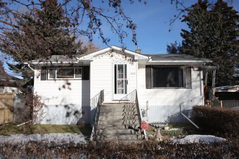 Quiet house on a quiet street. | 8332 33 Avenue Northwest, Calgary | 3052170