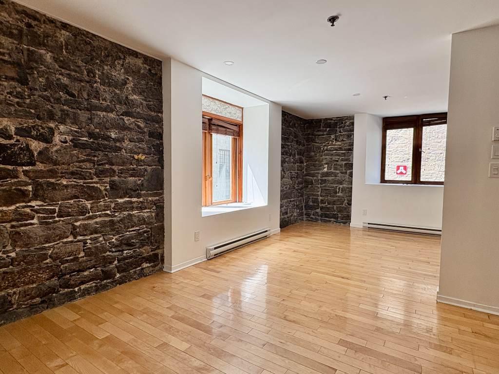 Stunning renovated loft-style 2 bd apartment in OLD MONTREAL | 3071005