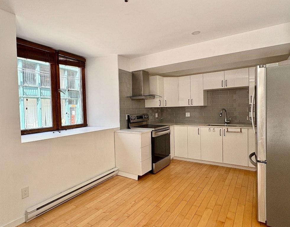 Stunning renovated loft-style 2 bd apartment in OLD MONTREAL | 3071005