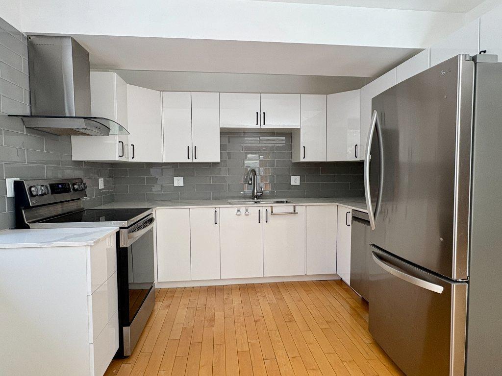 Stunning renovated loft-style 2 bd apartment in OLD MONTREAL | 3071005