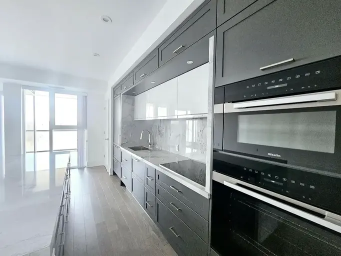 Kent Manor | 383-385 Wellington Street West, Chatham | 3053307