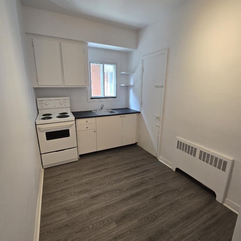 2 1/2 Métro Frontenac | 3053913