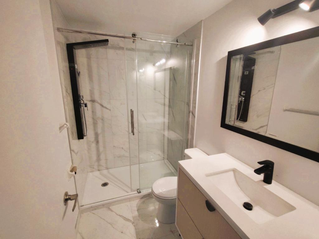 LIBRE 3 1/2 a louer Tranquille dans un triplex Cour Privé Table et BBQ Grande pièces ensoleiller, logement avec climatiseur mural. a voir | 3053920