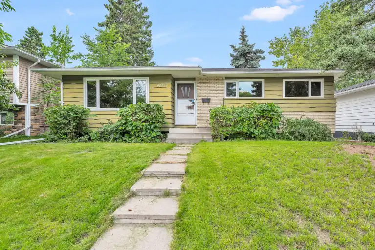 Varsity bungalow, huge yard, hardwood flooring. | 4823 48 Street N.W., Calgary | 3054266