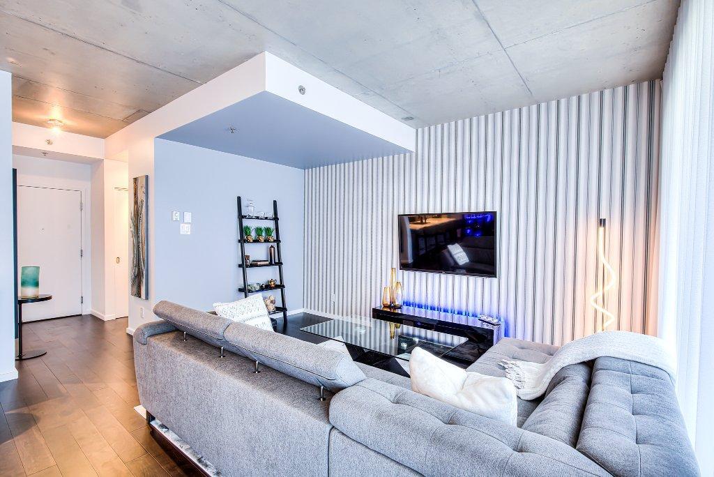 Condo 3.5 de luxe, meublé, rénové au coeur du quartier Dix30 à 5min du REM | 3073695