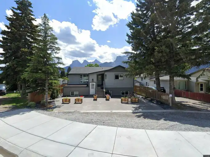 Fantastic Rocky Mountain Views, Huge Deck, Near Amenities, Quick Highway Access | 137 17 Street, Canmore | 3074948