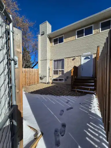 GORGEOUS 2 BEDS 1 BATH TOWNHOUSE FOR RENT. NO PET FEES. EXCELLENT LOCATION..!! | 8620 38A Avenue Northwest, Edmonton | 3074760