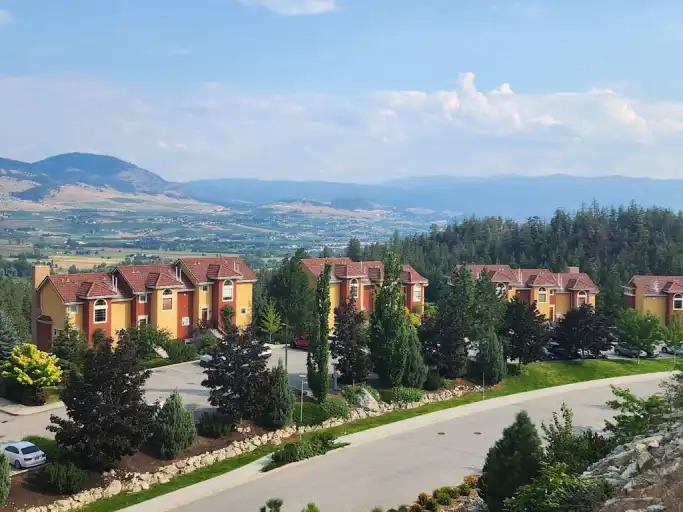 Spacious two storey, executive townhouse near to UBCO (2br, fully furnished) | 1795 Country Club Drive, Kelowna | 3058908