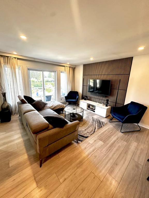 Condo 5 1/2 à louer - Entrée privée avec cours | 3059042