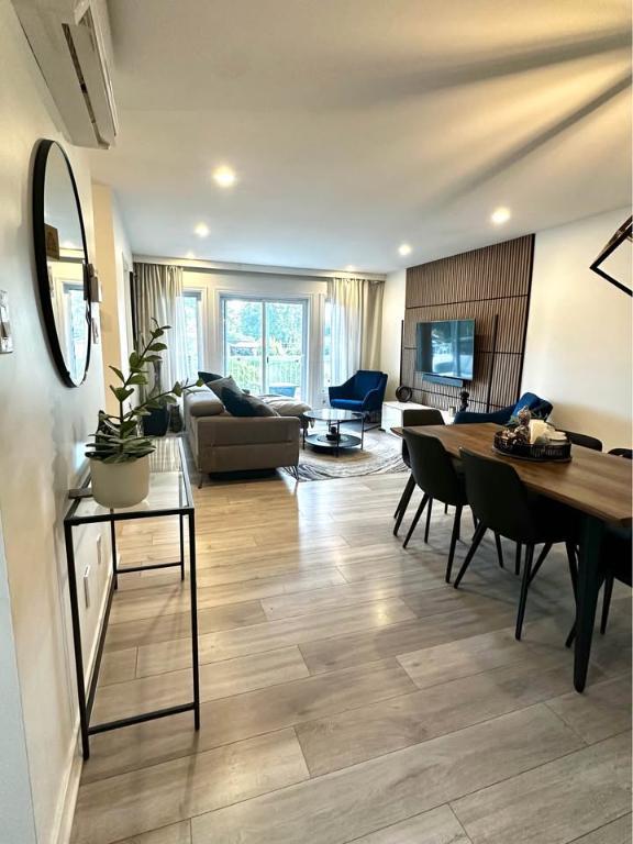 Condo 5 1/2 à louer - Entrée privée avec cours | 3059042