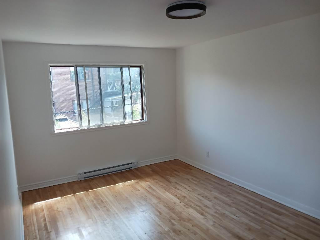 Grand 5-1/2 rénové haut de duplex - STL | 3059397
