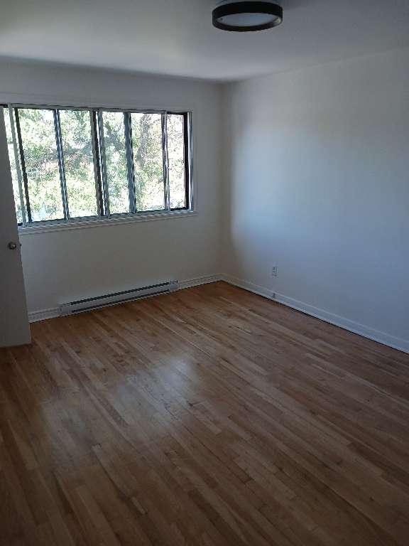 Grand 5-1/2 rénové haut de duplex - STL | 3059397