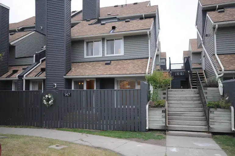 Renovated Townhome with Attached 1 Car Garage - 3 Bedrooms 2 Bathrooms | 147 - 54 Glamis Green Southwest, Calgary | 3061326