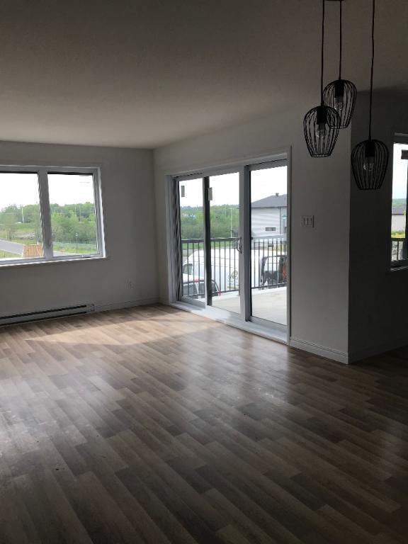 Superbe logement 4 1/2 à St-Nicolas, 1ier étage, climatisé, 2 STATIONNEMENTS EXTÉRIEURS INCLUS, LIBRE LE 1ier décembre 2025. | 3067072