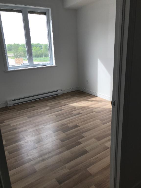 Superbe logement 4 1/2 à St-Nicolas, 1ier étage, climatisé, 2 STATIONNEMENTS EXTÉRIEURS INCLUS, LIBRE LE 1ier décembre 2025. | 3067072